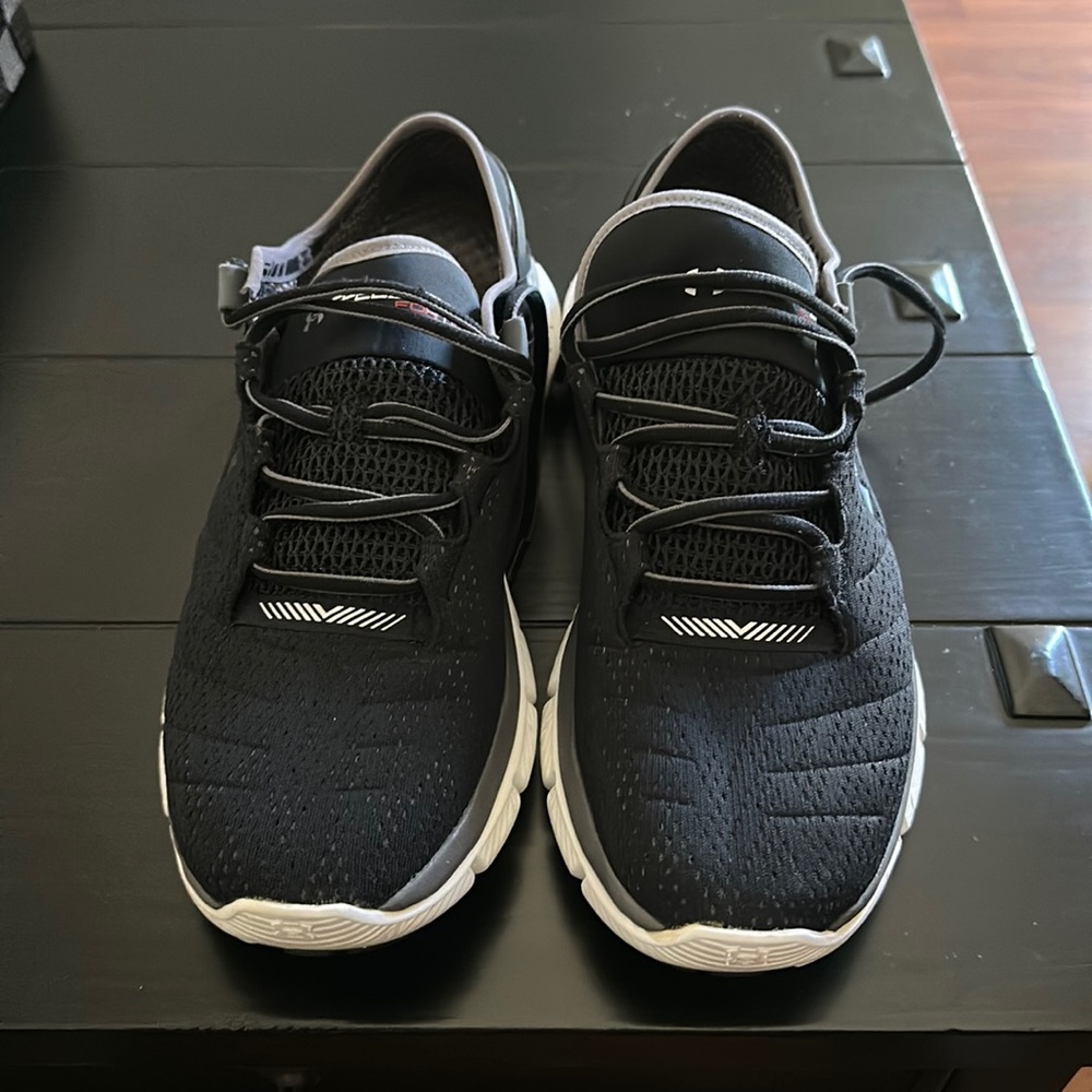 Men’s size 11 Under Armour Charged Speedform shoes.